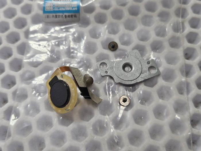 Кнопка включения со сканером отпечатка  Honor MagicBook 15 BMH-WDQ9HN серая в комплекте с резинкой, прижимной пластиной и болтами