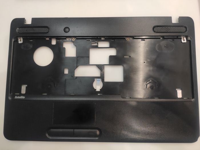 Верхняя часть корпуса (топкейс) Toshiba C650 V000220030 нет футорки на одном углу
