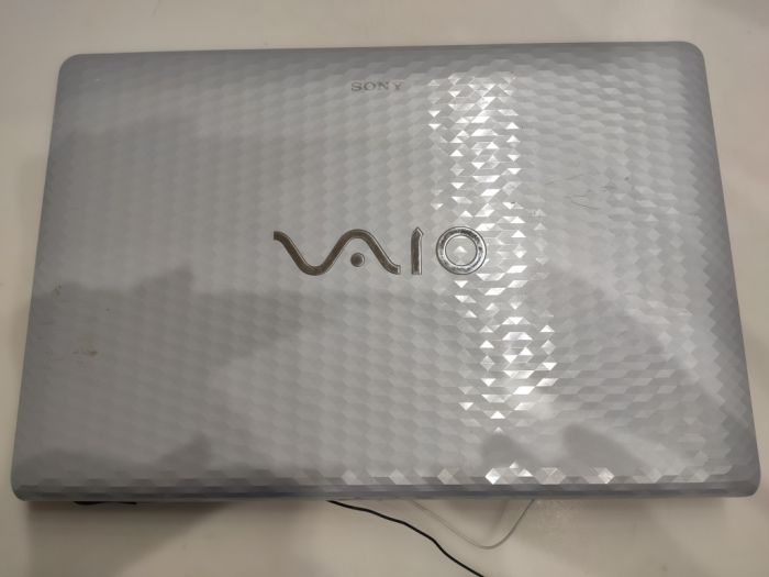 Крышка матрицы Sony VAIO VPCEL (PCG-71C12V) белая 41.4MQ04.022 с половиной заглушек петель, съемной части нет