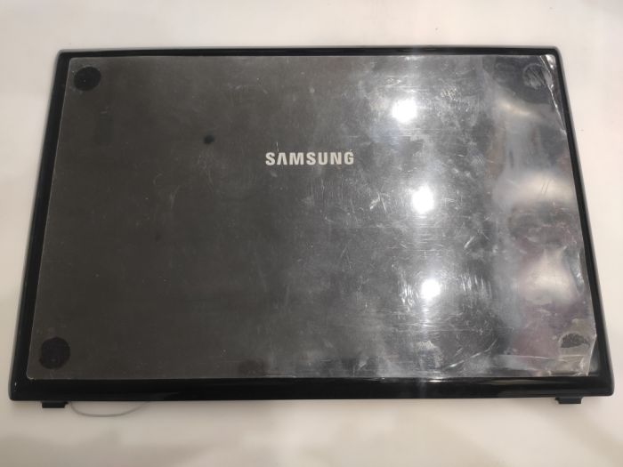 Крышка матрицы Samsung R518 R520 BA75-02219A BA81-06837A в хорошем состоянии, на лицевой части сохранилась пленка