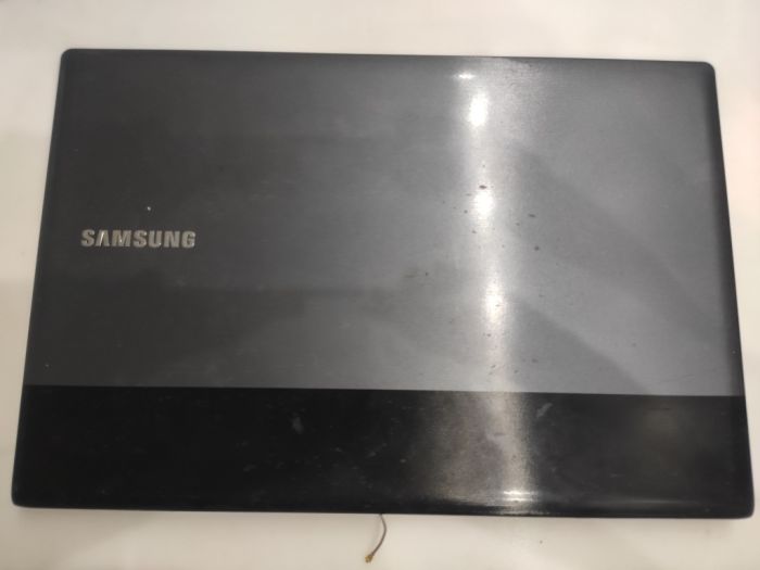 Крышка матрицы Samsung RV513 RV515 RV520 BA75-03438A темно серая с черным