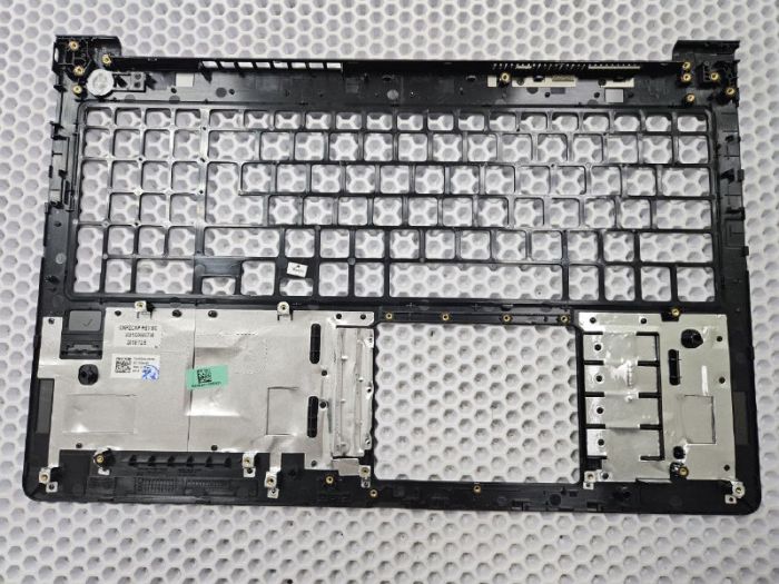 Верхняя часть корпуса (топкейс) Dell Vostro 5568 без отпечатка пальца