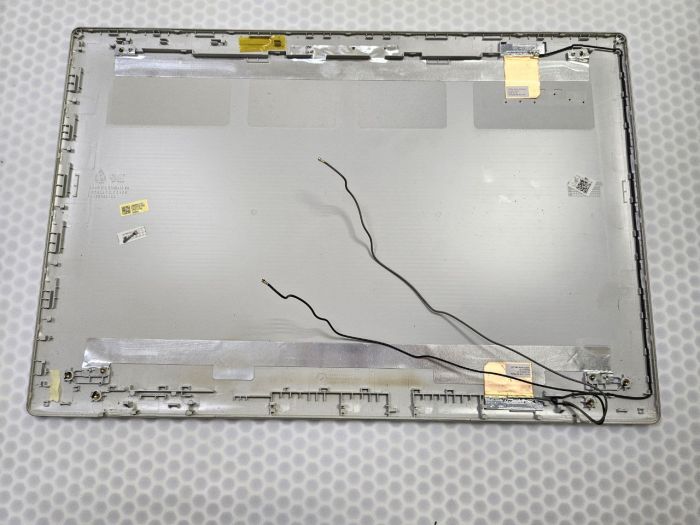 Крышка матрицы Lenovo IdeaPad 330-15ARR 320-15IKB с антеннами wi-fi серебро p/n:  AP13R000110 Крышка матрицы Lenovo IdeaPad 330-15ARR 320-15IKB с антеннами wi-fi серебро p/n:  AP13R000110