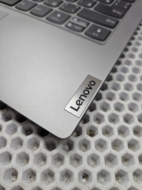 Ноутбук Lenovo 13 g2 itl SSD 512/8 ГБ озу/i5-1135G7 (царапины)