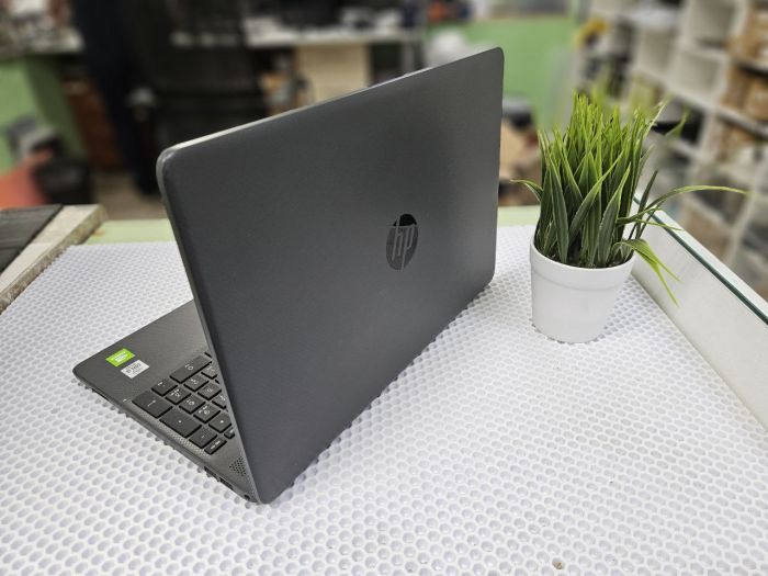 Ноутбук HP 15-DW