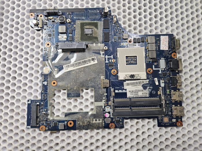 Материнская плата LA-7988P, Socket rPGA989 (G2), видеочип N14M-GL-B-A2 (GeForce G710M), тип памяти DDR3, северный мост SLJ8E для ноутбука Lenovo G580, подломана защелка разъема ОЗУ