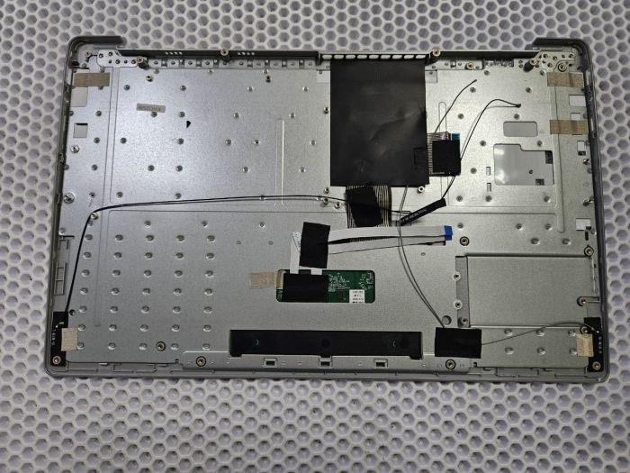 Верхняя часть корпуса (топкейс) для китайского ноутбука с клавиатурой серебристый