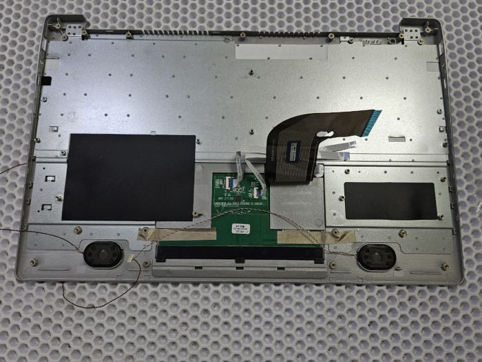 Верхняя часть корпуса (топкейс) с клавиатурой для ноутбука Azerty AZ-1505/AZ-1509