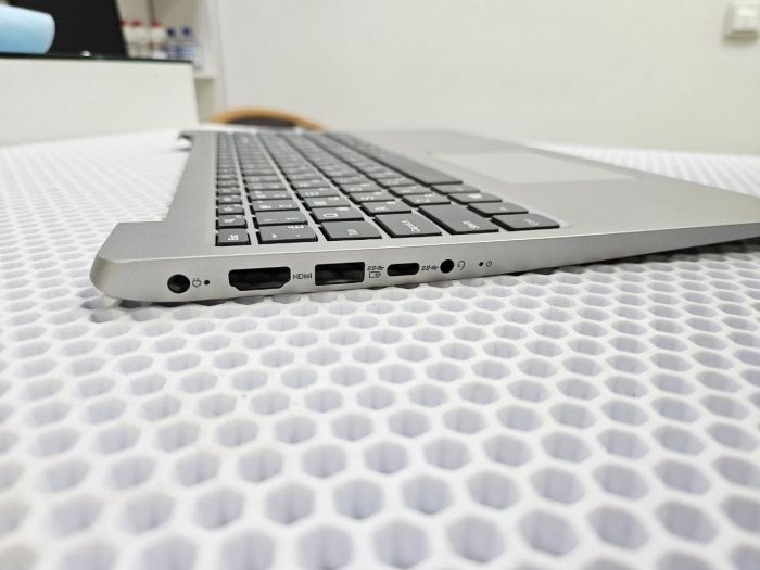 Верхняя часть корпуса (топкейс) для Lenovo 330S-15 с клавиатурой без подсветки и тачпадом (круглый разъем питания)