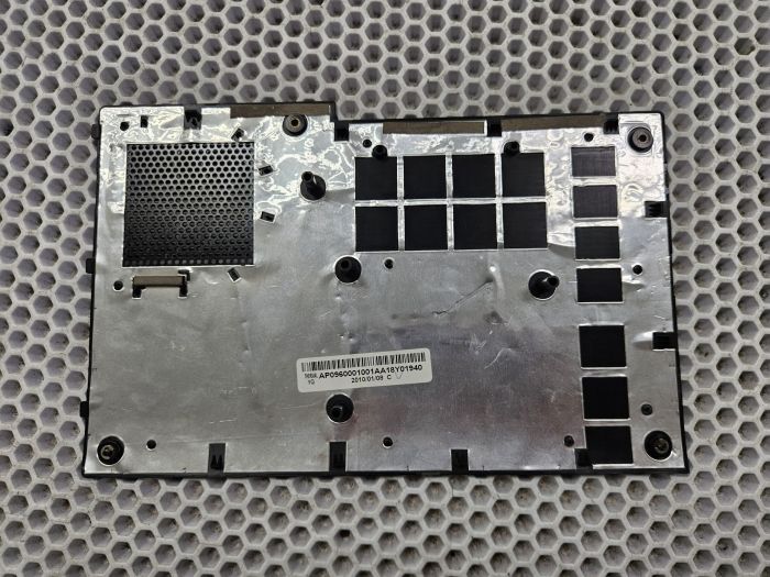 Заглушка корпуса AP0960001001AA для ноутбука Lenovo Y550P