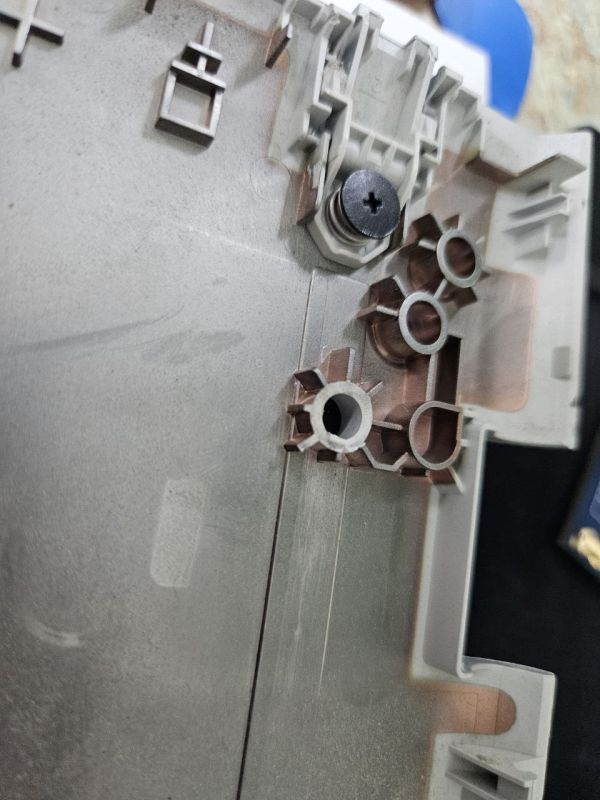 Нижняя часть корпуса (поддон) для HP ENVY 17-AE 6070b1167101 (сломана футоркаи отколот угол в районе привода)