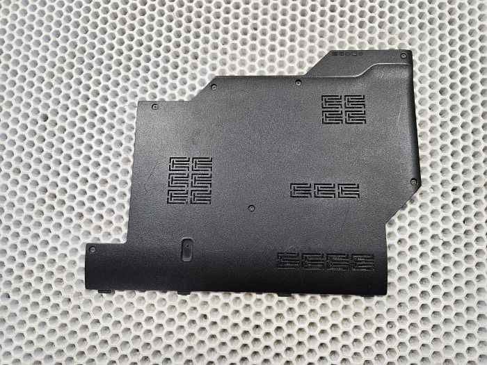 Крышка заглушка нижней части корпуса отсека HDD, RAM Lenovo IdeaPad Z570 (p/n: 60.4M405.003), нет одной защелки