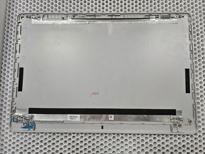 Крышка матрицы для ноутбука HP 15-bs, 15-bw, 15-bu, 250 G6, 255 G6 серебристая, царапины