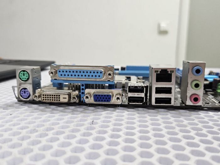 Материнская плата ASUS H61M-G LGA1155 microATX с процессором Pentium G2030