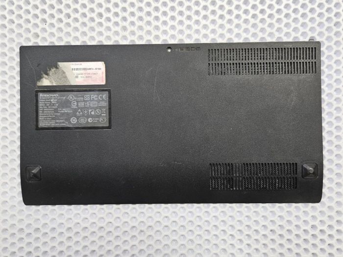 Заглушка поддона для ноутбука Lenovo Z580 (сломана одна защелка)