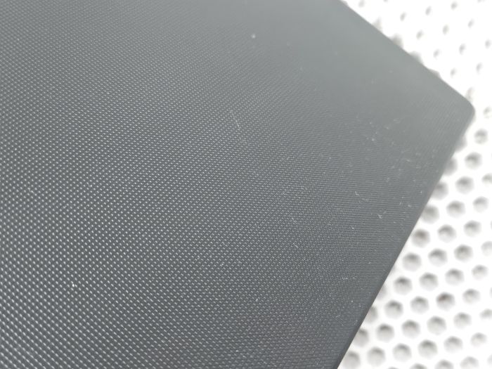 Крышка матрицы для ноутбука Lenovo V15 G2 ITL черная, узор сетка, мелкие царапины