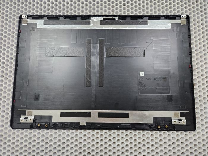 Крышка матрицы для ноутбука Lenovo V15 G2 ITL черная, узор сетка, мелкие царапины