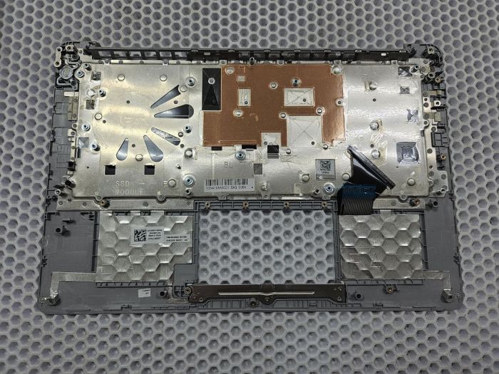 Верхняя часть корпуса (топкейс) с клавиатурой 13n4-0aa0602 для ноутбука Dell Inspiron 5370 серебро, металл (сломана одна футорка)