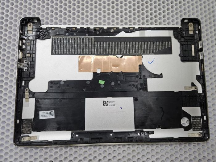 Нижняя часть корпуса (поддон) Dell Inspiron 5370 0pvdh2 серебристый, металл (отсутствует одна ножка)