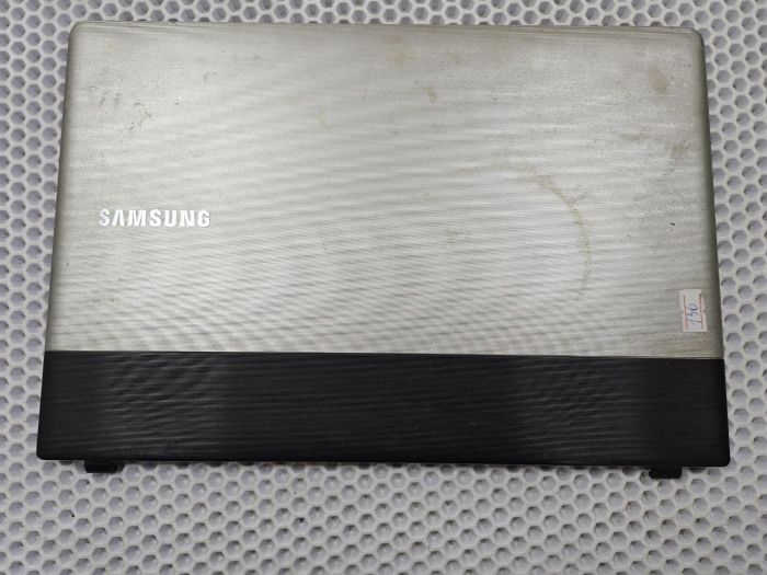 Крышка матрицы для Samsung NP300E4A BA75-03365A (царапины, потертости)