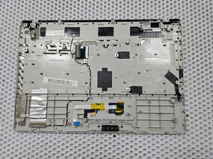 Верхняя часть корпуса (топкейс) с клавиатурой и тачпадом BA75-03402C для Samsung NP300E4A