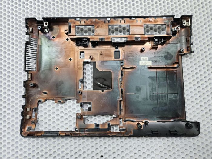 Нижняя часть корпуса (поддон) Samsung NP300E4A BA75-03370A черный