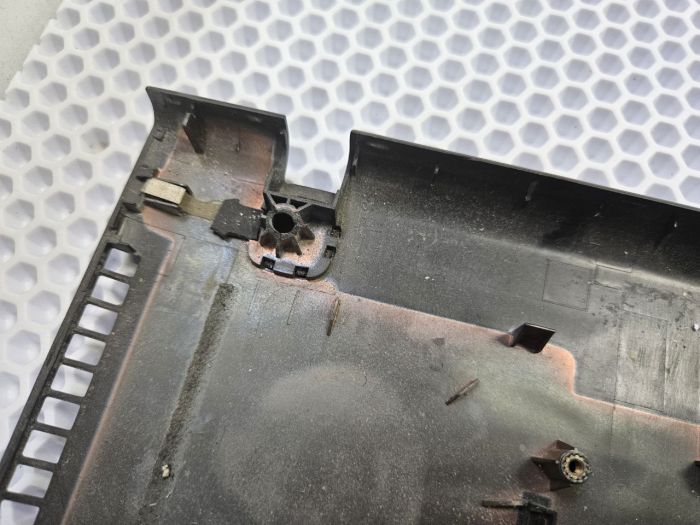 Нижняя часть корпуса (поддон) Lenovo Z500 AP0SY000450(сломаны крепления, потертости, царапины)