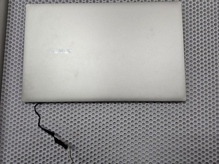 Крышка матрицы для ноутбука Honor Magicbook Pro HBB-WAH9PHNL 08500h2o3c серебристая с антеннами wi-fi (сколы на углах внизу)