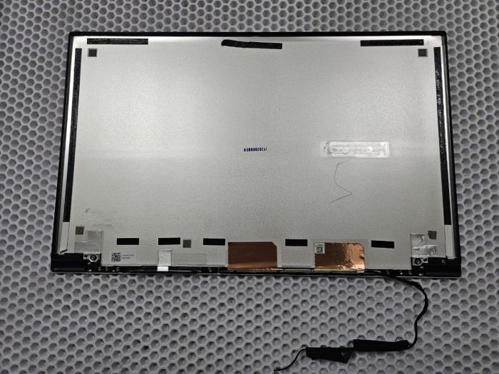 Крышка матрицы для ноутбука Honor Magicbook Pro HBB-WAH9PHNL 08500h2o3c серебристая с антеннами wi-fi (сколы на углах внизу)