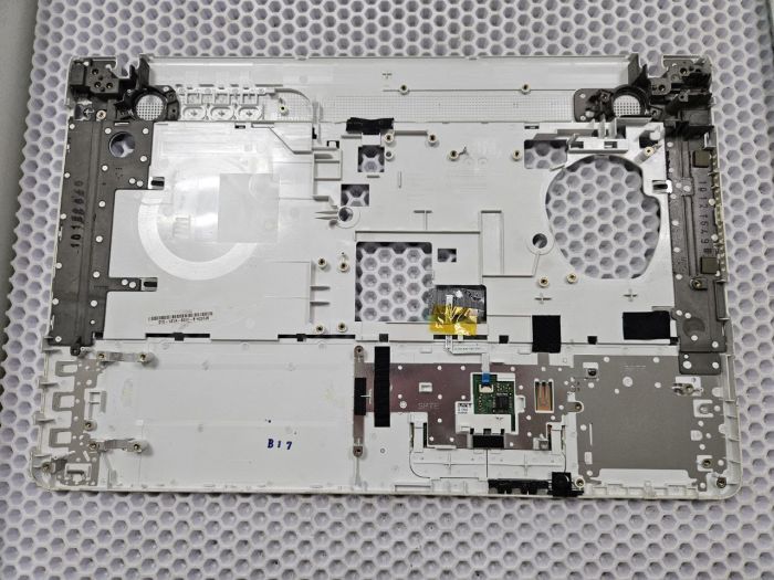 Топкейс, верхняя часть корпуса Sony VAIO VPCEB PCG-71211V белый