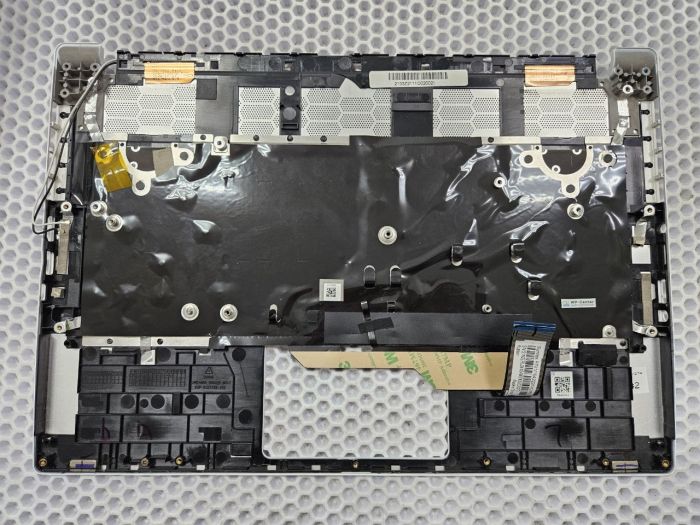 Верхняя часть корпуса (топкейс) с клавиатурой для MSI Stealth 15M A11SEK (MS-1562) металл, белый