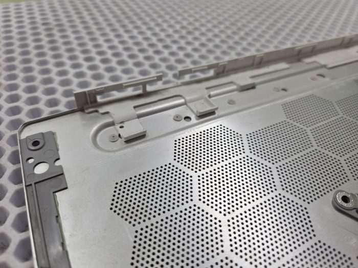 Нижняя часть корпуса ( поддон) для MSI Stealth 15M A11SEK (MS-1562) металл, белый (подломана решетка радиатора)