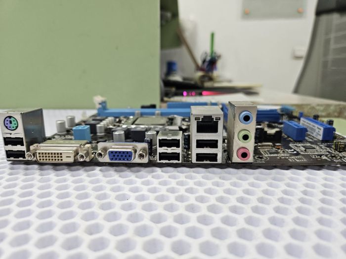 Материнская плата Socket LGA1155 ASUS P8H61-MX 2LV DDR3/DDR3 MicroATX с процессором Pentium G630 Материнская плата Socket LGA1155 ASUS P8H61-MX 2LV DDR3/DDR3 MicroATX с процессором Pentium G630