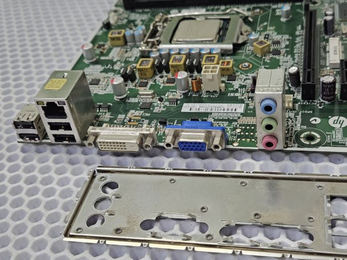 Материнская плата H-CUPERTINO-H61-UATX 3.20 LGA 1155 с процессором Intel Core i5-2400 Материнская плата H-CUPERTINO-H61-UATX 3.20 LGA 1155 с процессором Intel Core i5-2400