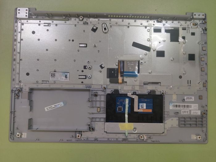 Верхняя часть корпуса (топкейс) Lenovo 520-15IKB с клавиатурой и тачпадом, с подсветкой  p/n 5CB0N98756, 5CB0N98742 дефект