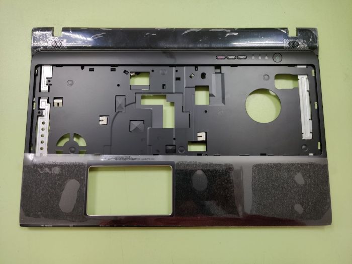 Топкейс для ноутбука Sony SVE15 черный без тачпада 60.4RM05.001 39.4RM03.001  У моделей серии SVE15 два типа корпусов, обратите внимание.
