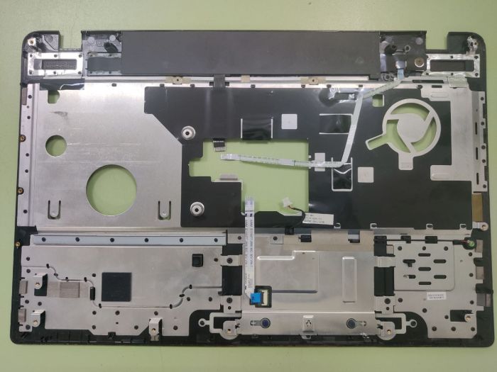 Верхняя часть корпуса (топкейс) Lenovo Z570 60.4M437.002 с тачпадом, сломаны две футорки, потерт тачпад