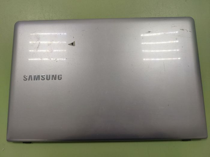 Крышка матрицы Samsung NP270E5E BA75-04423A серебро, царапины, потертости