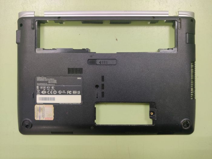 Нижняя часть корпуса, Поддон Samsung Samsung NP305U1A NP305V1A (BA75-03787A), повреждена решетка радиатора