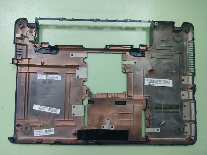 Нижняя часть корпуса, поддон A000207150 для Toshiba L830-B5S нет двух футорок