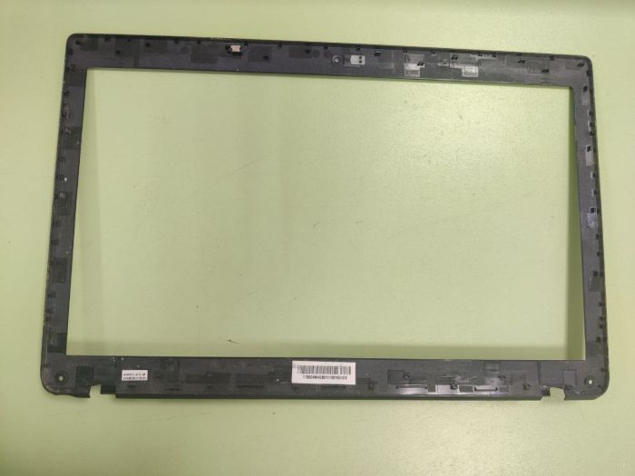 Рамка матрицы Lenovo Z570 60.4M403.011 черная, сломан правый угол