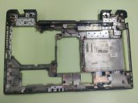 Нижняя часть корпуса (поддон) Lenovo Z570 60.4M401.004 11S31049310 сломана решетка радиатора и трещина в районе привода