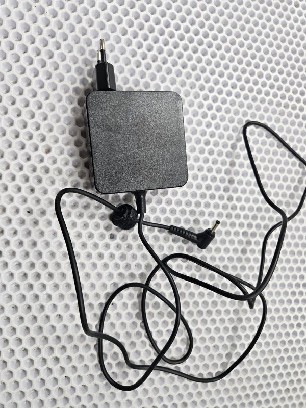 Зарядка для ноутбука Lenovo 20V 3.25A (65W) 4.0x1.7мм (квадратная) вилка сбоку, бу