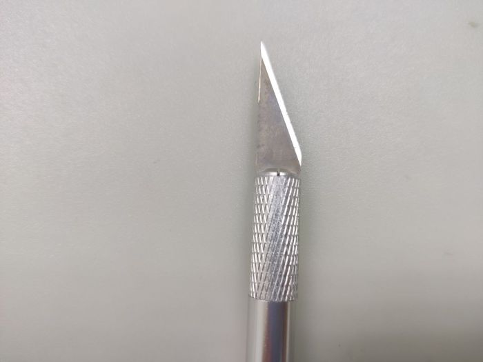 Скальпель-нож с набором сменных лезвий