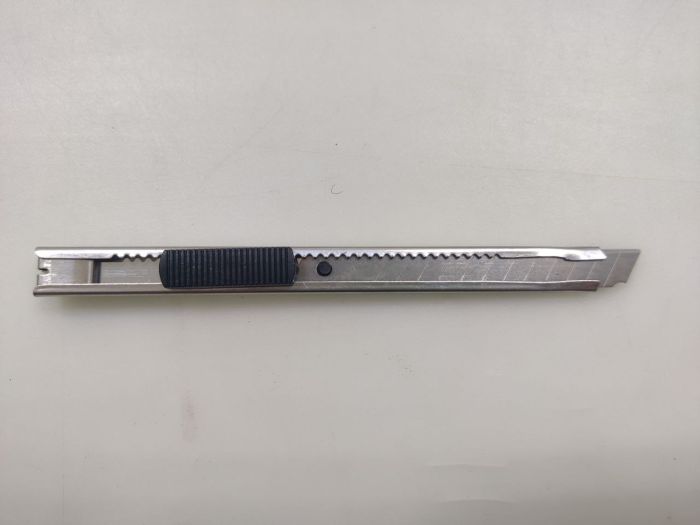 Нож резак канцелярский металлический 2 шт с лезвием 9 мм (с металлическими направляющими, цвет серебристый)