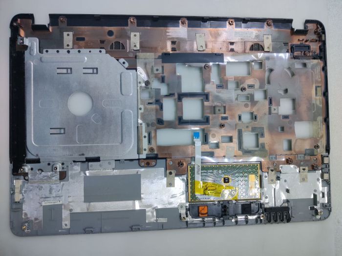 Топкейс (верхняя панель,палмрест) для ноутбука Acer Aspire E1-531 серебристый с тачпадом, целый, поцарапан