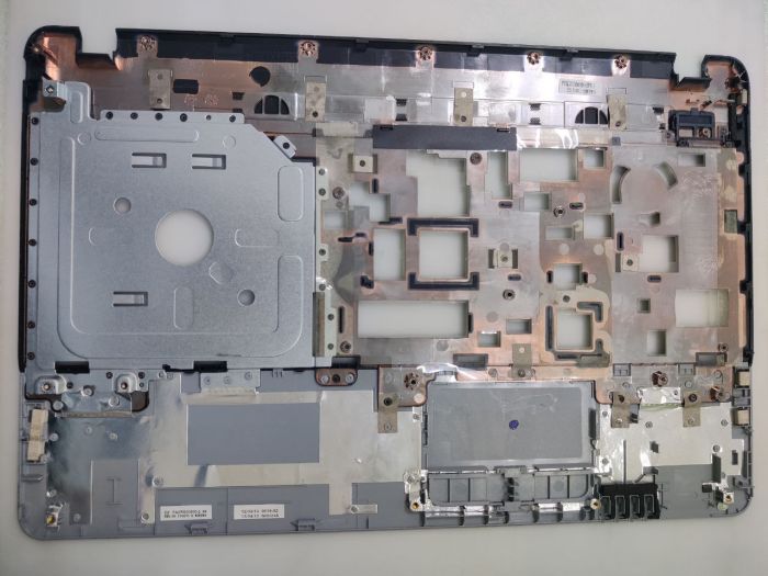 Топкейс (верхняя панель,палмрест) для ноутбука Acer Aspire E1-531 серебристый без тачпада, сломана 1 футорка в верхнем правом углу
