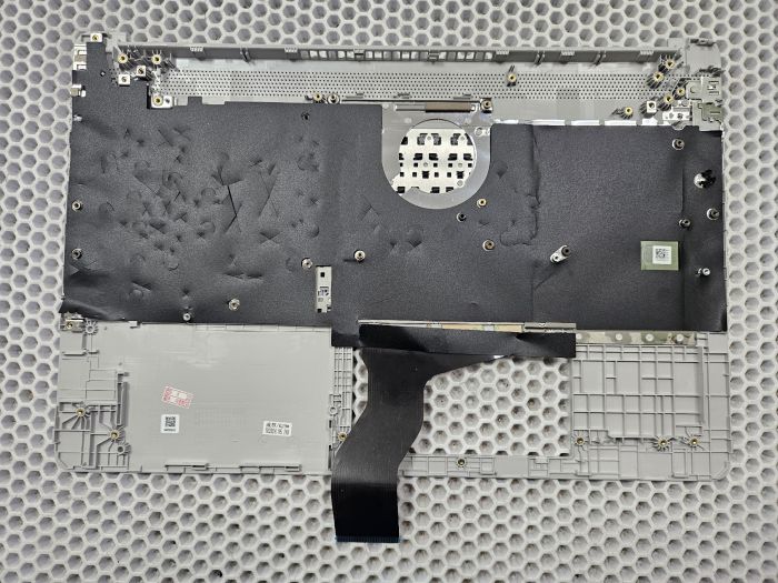 Верхняя часть корпуса (топкейс) с клавиатурой для ноутбука HP 15s-eq серебристый без подсветки